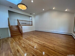 805 Oakleigh Rd in Valley Stream, NY - Foto de edificio - Building Photo