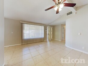 514 Calhoun Ave in Seffner, FL - Foto de edificio - Building Photo