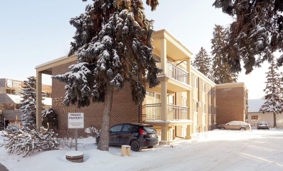 Groat Estate Apartments in Edmonton, AB - Building Photo