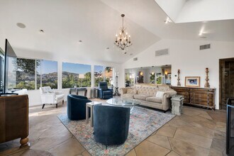 314 Upper Lake Rd in Lake Sherwood, CA - Foto de edificio - Building Photo