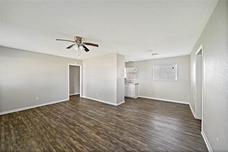 105 Plum St in La Marque, TX - Building Photo - Building Photo