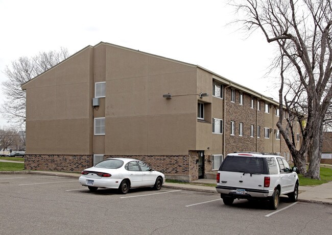 Lonnie Adkins Court in St. Paul, MN - Foto de edificio - Building Photo
