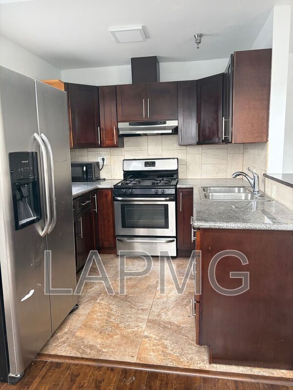 property at 432 N Kingsley Dr