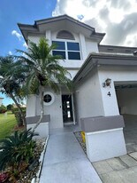 7700 Stone Harbour Dr in Greenacres, FL - Building Photo