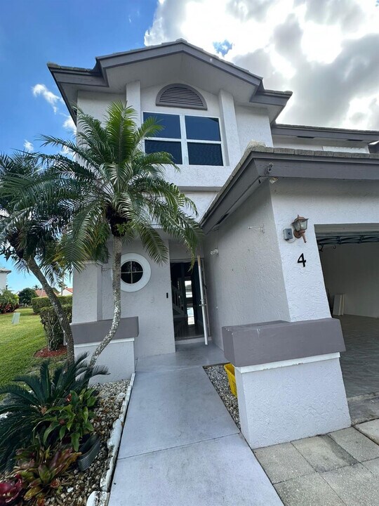 7700 Stone Harbour Dr in Greenacres, FL - Building Photo
