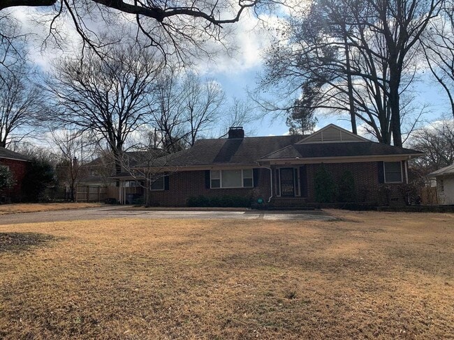 5209 Walnut Grove Rd in Memphis, TN - Building Photo - Building Photo