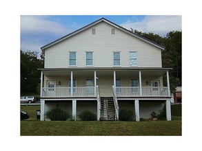 27 S Main St in Ellsworth, PA - Foto de edificio - Building Photo