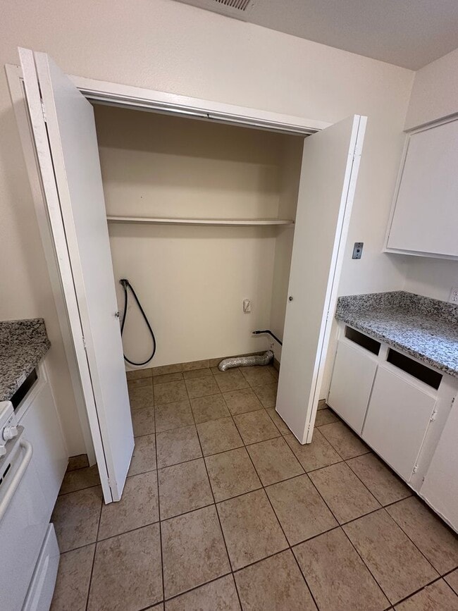 371 Florinda St in Hanford, CA - Building Photo - Building Photo