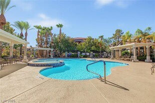 950 Seven Hills Dr in Henderson, NV - Building Photo