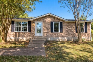 127 King Cole Dr in Clarksville, TN - Building Photo