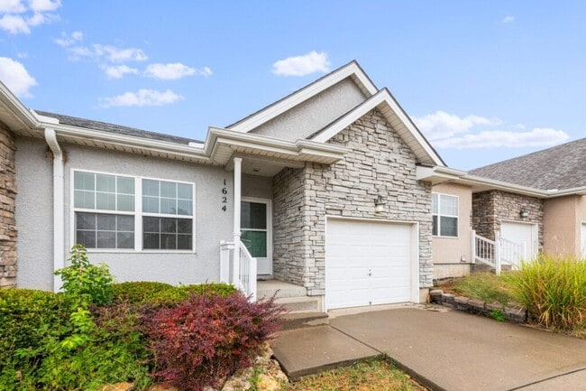 MOTT RIDGEWAY in Raymore, MO - Foto de edificio - Building Photo