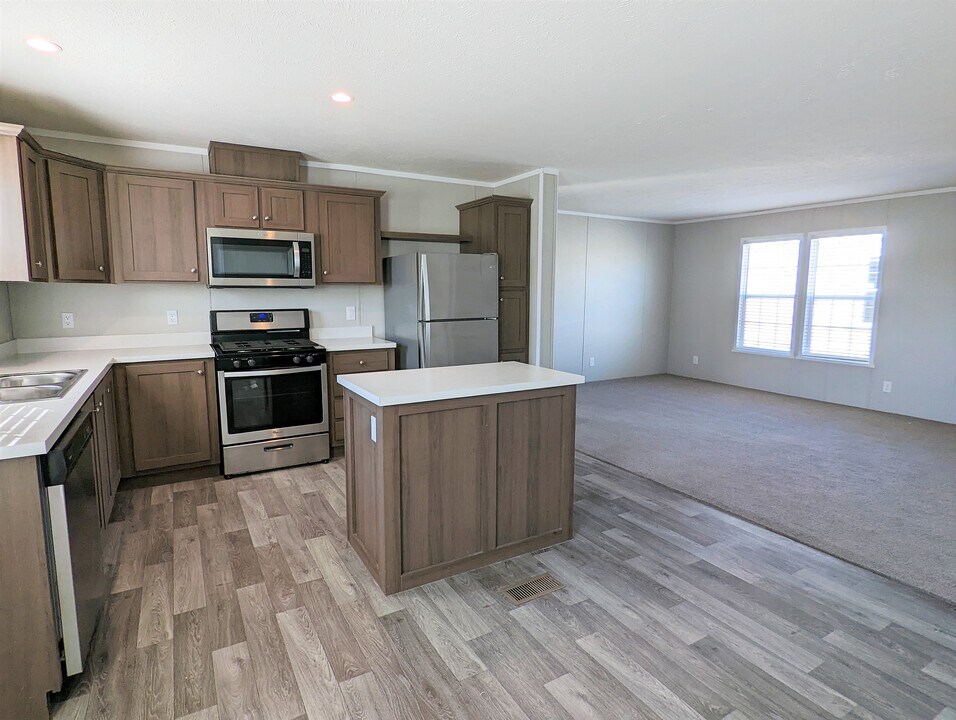 586 Delaware in Belleville, MI - Building Photo