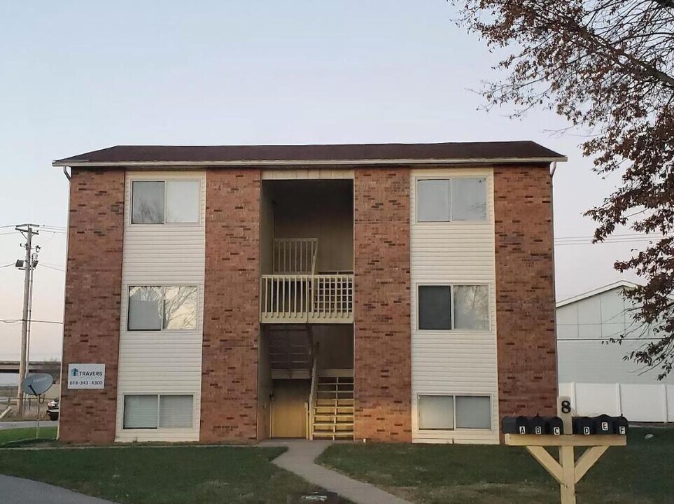 8 Jardin Ct in Collinsville, IL - Building Photo