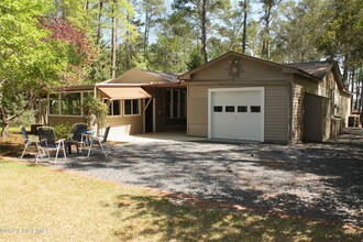 107 S Lakeshore Dr in Whispering Pines, NC - Building Photo - Building Photo