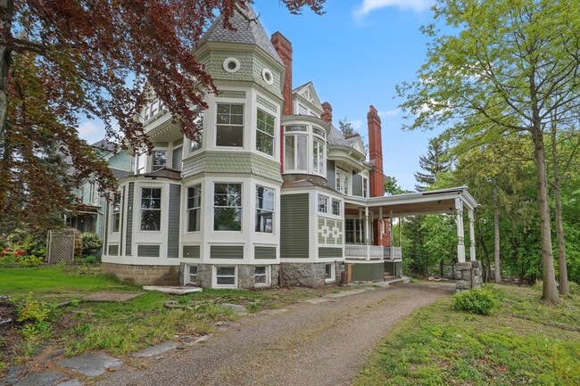 property at 1 Franklin Pl