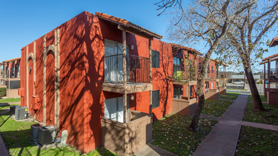 Windrush Apartments in Corpus Christi, TX - Building Photo - Building Photo