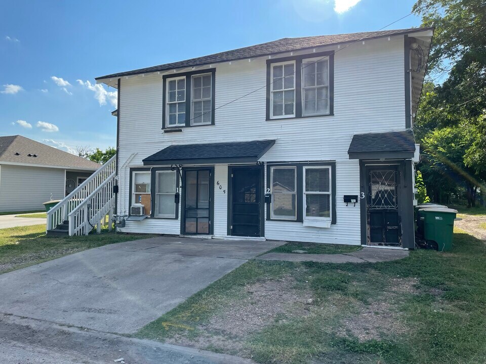 605 N Cleveland St, Unit # 1 in Victoria, TX - Building Photo