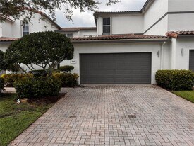 876 Spinnaker Dr in Hollywood, FL - Building Photo