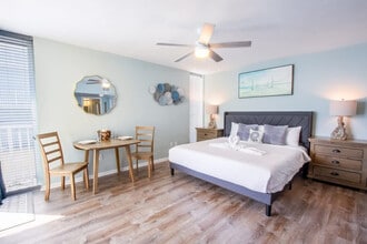 10517 Front Beach Rd in Panama City Beach, FL - Foto de edificio - Building Photo