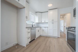 3201 S Barrington Ave, Unit F in Los Angeles, CA - Building Photo - Building Photo