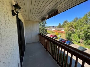 4728-4728 Uplands Dr in Nanaimo, BC - Building Photo - Building Photo