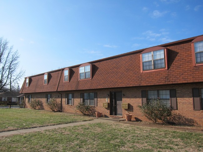 Olmstead Manor in Evansville, IN - Foto de edificio - Building Photo