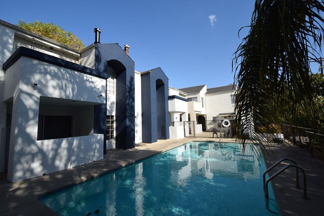 15007 Burbank Blvd, Unit 112 in Los Angeles, CA - Foto de edificio - Building Photo