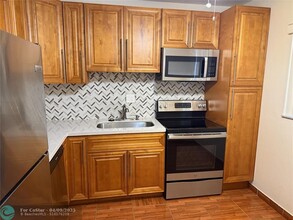 1080 Del Lago Cir in Sunrise, FL - Foto de edificio - Building Photo