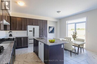 889 Rexton Dr in Oshawa, ON - Building Photo - Building Photo