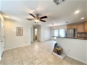 205 College St in Hutto, TX - Foto de edificio - Building Photo