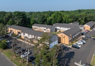 Blackwood Falls in Blackwood, NJ - Foto de edificio - Building Photo