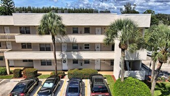 501 Forest Lakes Blvd in Naples, FL - Building Photo