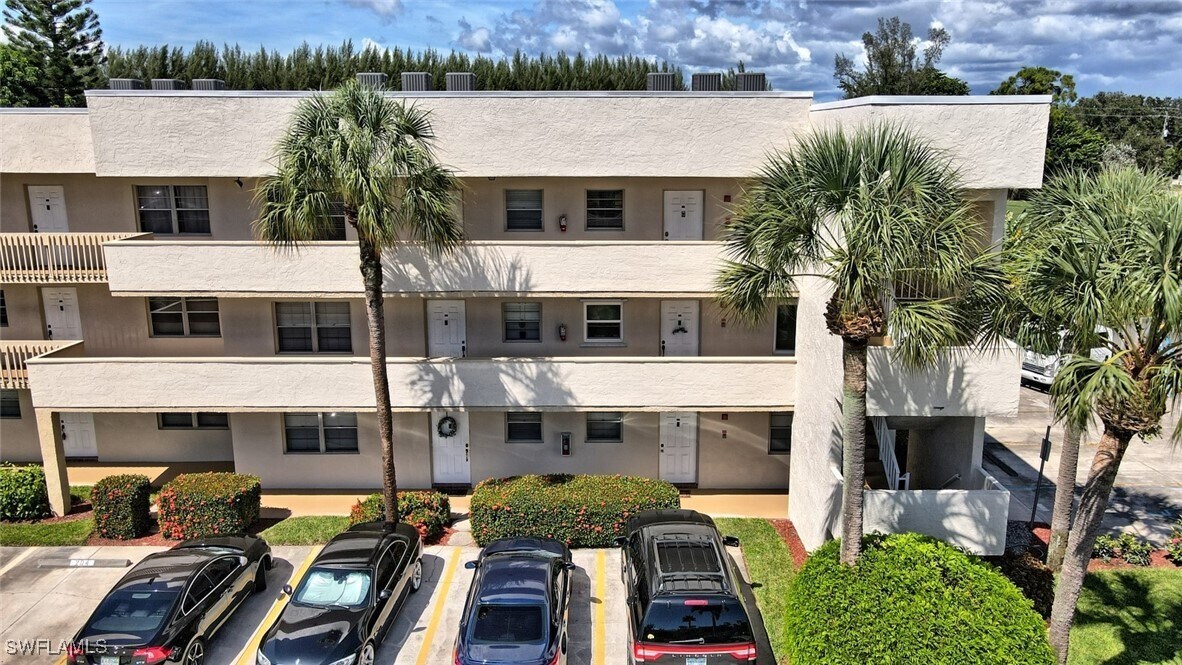 501 Forest Lakes Blvd in Naples, FL - Building Photo