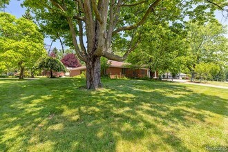 297 Vreeland Dr in Rochester Hills, MI - Foto de edificio - Building Photo