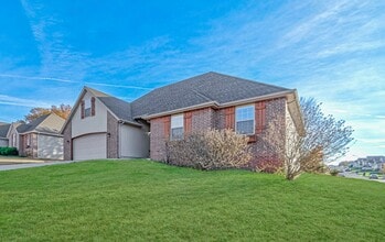 120 N Peach Brook in Nixa, MO - Foto de edificio - Building Photo