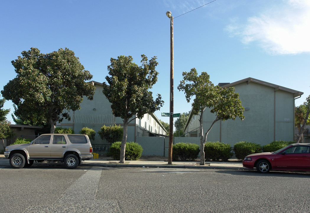 5695-5705 E Huntington Blvd in Fresno, CA - Foto de edificio