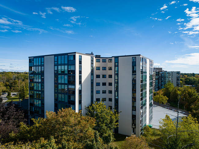 Woodlawn Towers in Guelph, ON - Building Photo - Building Photo