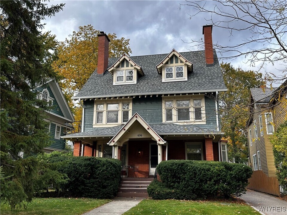 656 Lafayette Ave in Buffalo, NY - Building Photo