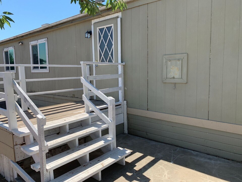 2590 Lovelace Rd in Manteca, CA - Building Photo