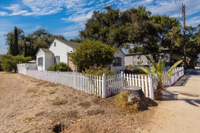 211 N Signal St in Ojai, CA - Building Photo - Building Photo