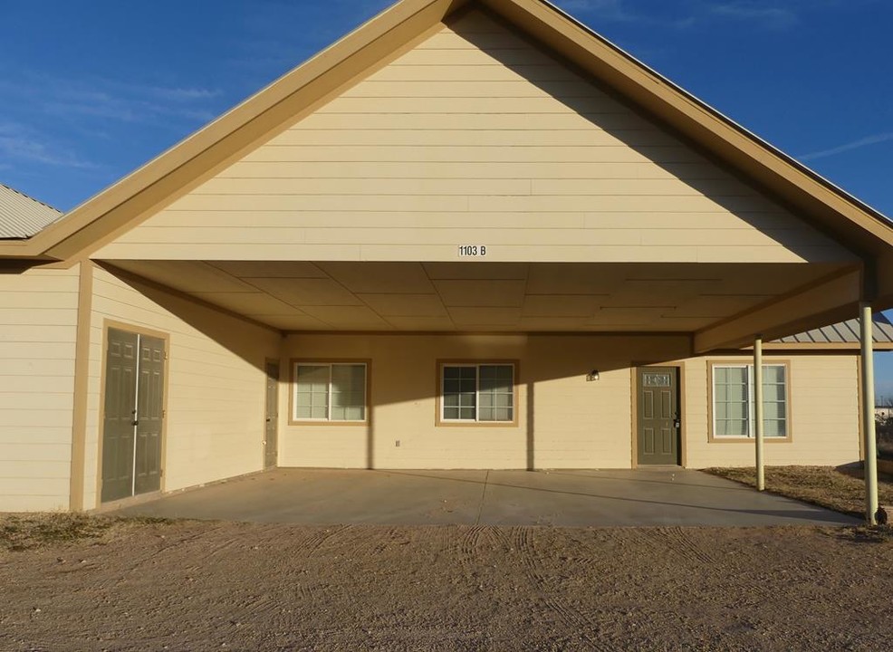 1101 SW 2nd St, Unit 9-B in Andrews, TX - Building Photo