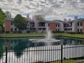 Del Lago Apartments