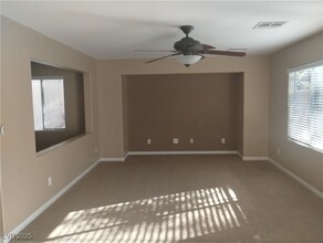 7051 Oakwood Pines Ct in Las Vegas, NV - Building Photo - Building Photo