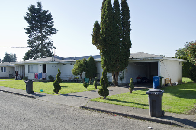 1191-1197 Kennedy St in Woodburn, OR - Building Photo - Building Photo