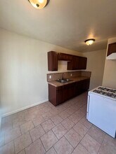 1024 1/2 W 65th St in Los Angeles, CA - Foto de edificio - Building Photo