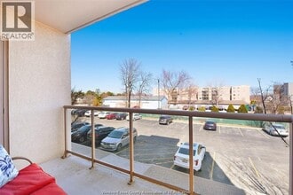 325 Village Grove Dr in Tecumseh, ON - Building Photo - Building Photo