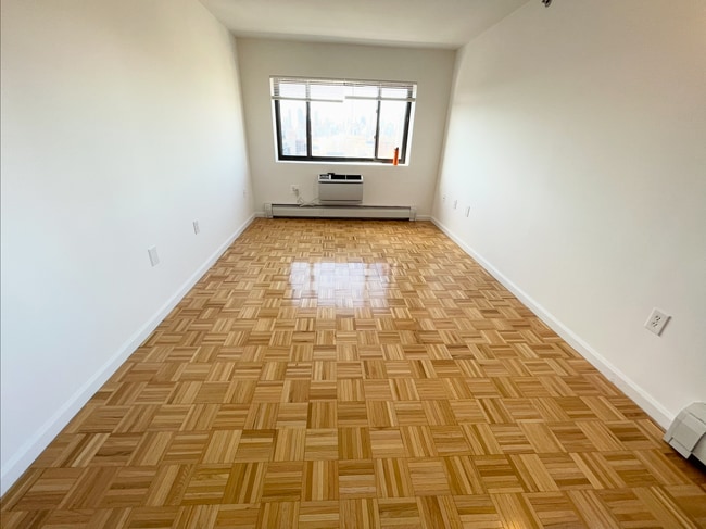 3212 23rd St, Unit 2 in Astoria, NY - Foto de edificio - Building Photo