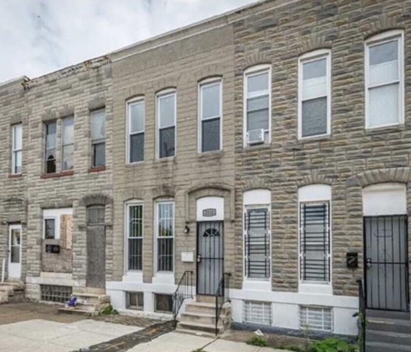 2111 Wilkens Ave in Baltimore, MD - Building Photo
