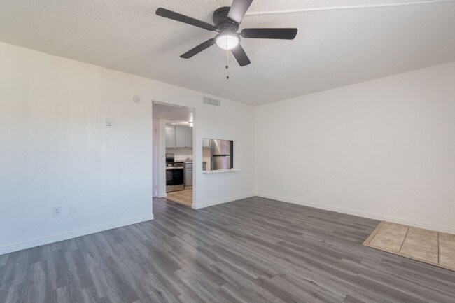 3222 W Indian School Rd in Phoenix, AZ - Foto de edificio - Building Photo