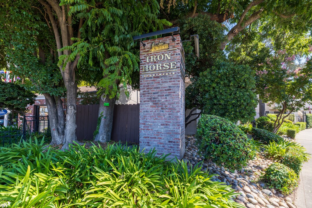 Iron Horse Apartments in Stockton, CA - Foto de edificio